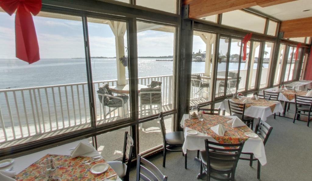 Cedar Cove Beach And Yacht Club Aparthotel Cedar Key Exteriör bild